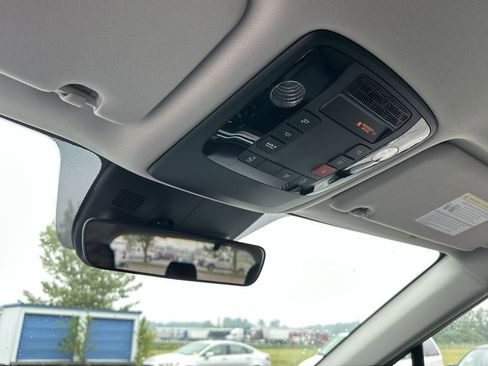 New 2025 Kia Carnival FWD image 27