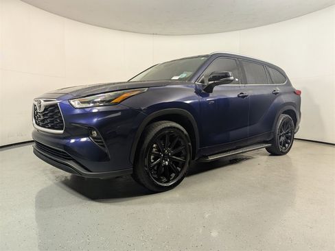 Used 2022 Toyota Highlander XLE image 3