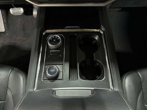 Used 2024 Ford Expedition XLT image 32