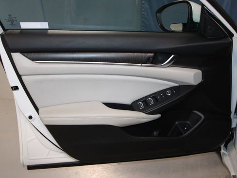 Used 2018 Honda Accord EX image 5