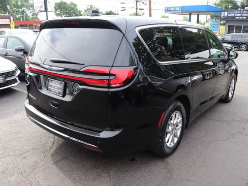 Used 2025 Chrysler Pacifica Select FWD image 5