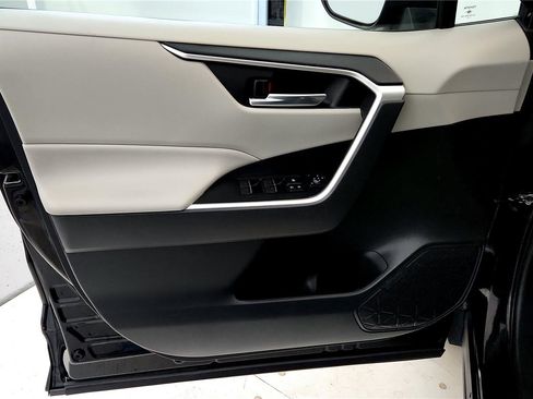 Used 2022 Toyota RAV4 XLE w/ Convenience Package image 22