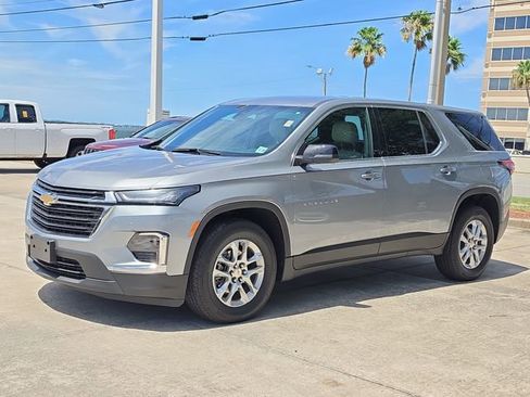 Used 2023 Chevrolet Traverse LS FWD image 2