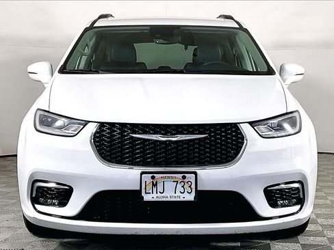 Used 2022 Chrysler Pacifica Touring-L image 2