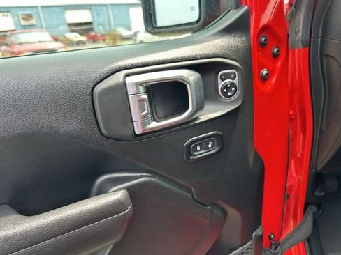 Used 2025 Jeep Wrangler Sport AWD/4WD image 17