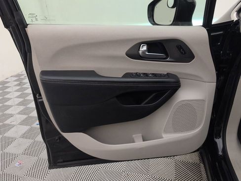 Used 2022 Chrysler Pacifica Touring-L FWD image 31
