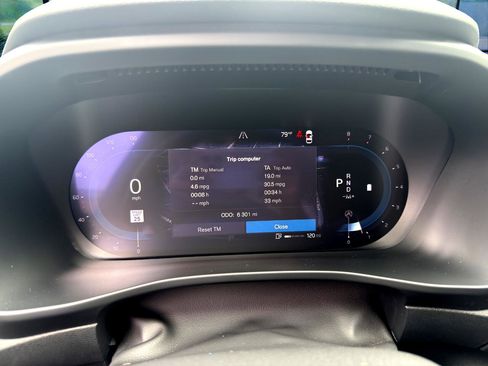 Used 2025 Volvo XC40 B5 Plus image 11