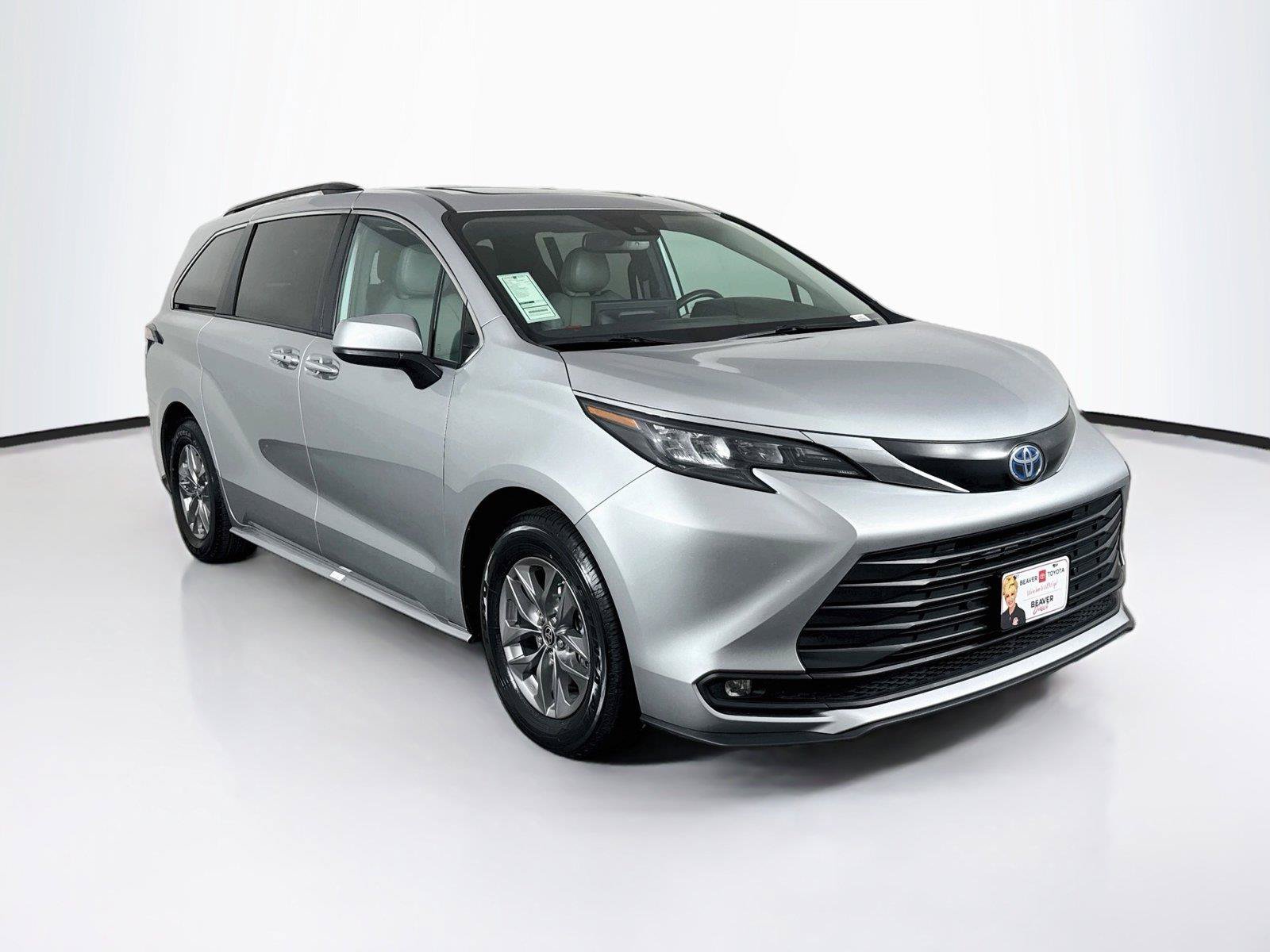 Certified 2025 Toyota Sienna XLE FWD image 10