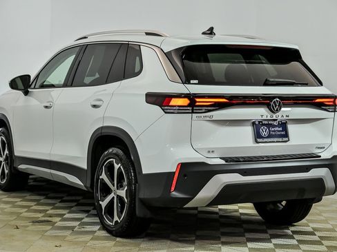 Used 2025 Volkswagen Tiguan SE AWD/4WD image 6