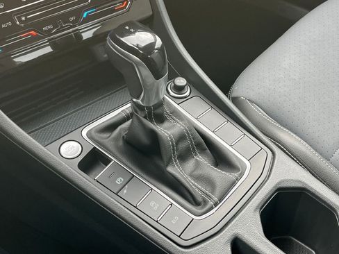 Used 2025 Volkswagen Jetta SE image 39