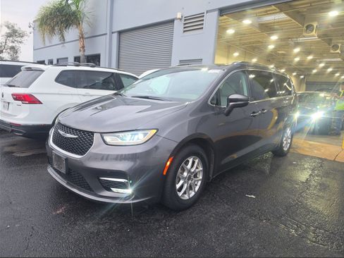 Used 2021 Chrysler Pacifica Touring-L FWD image 3
