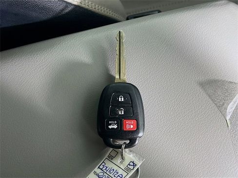 Used 2017 Toyota Camry SE image 32