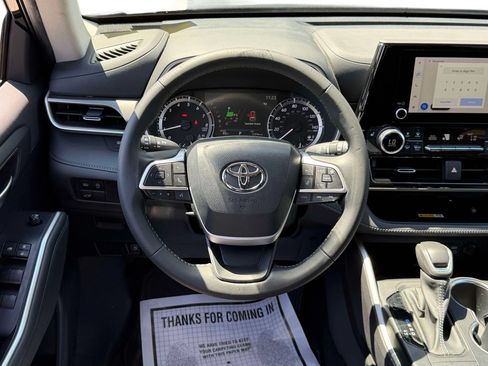Used 2023 Toyota Highlander XLE AWD/4WD image 26