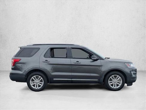 Used 2017 Ford Explorer XLT w/ Equipment Group 202A image 4