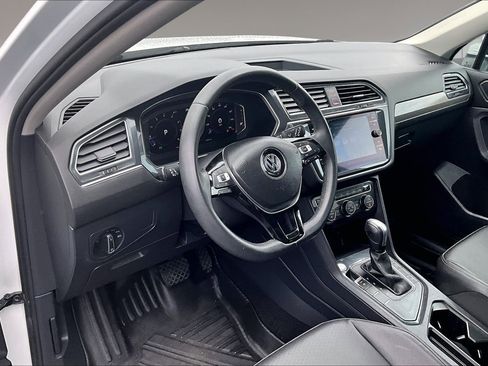 Used 2020 Volkswagen Tiguan SEL FWD image 17