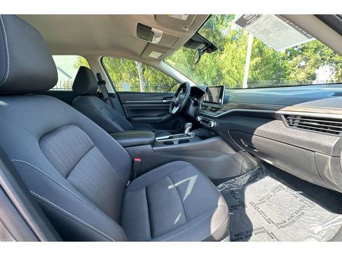 Used 2025 Nissan Altima 2.5 SV FWD image 18