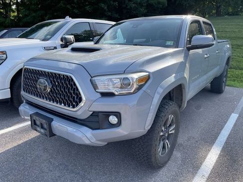 Used 2018 Toyota Tacoma TRD Sport w/ TRD Premium Sport Package AWD/4WD image 2