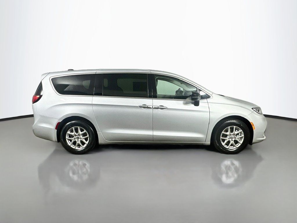Used 2024 Chrysler Pacifica Touring-L FWD image 7