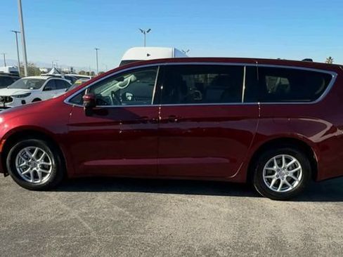 Used 2023 Chrysler Voyager LX FWD image 5