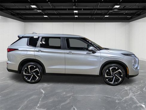 Used 2022 Mitsubishi Outlander ES image 6