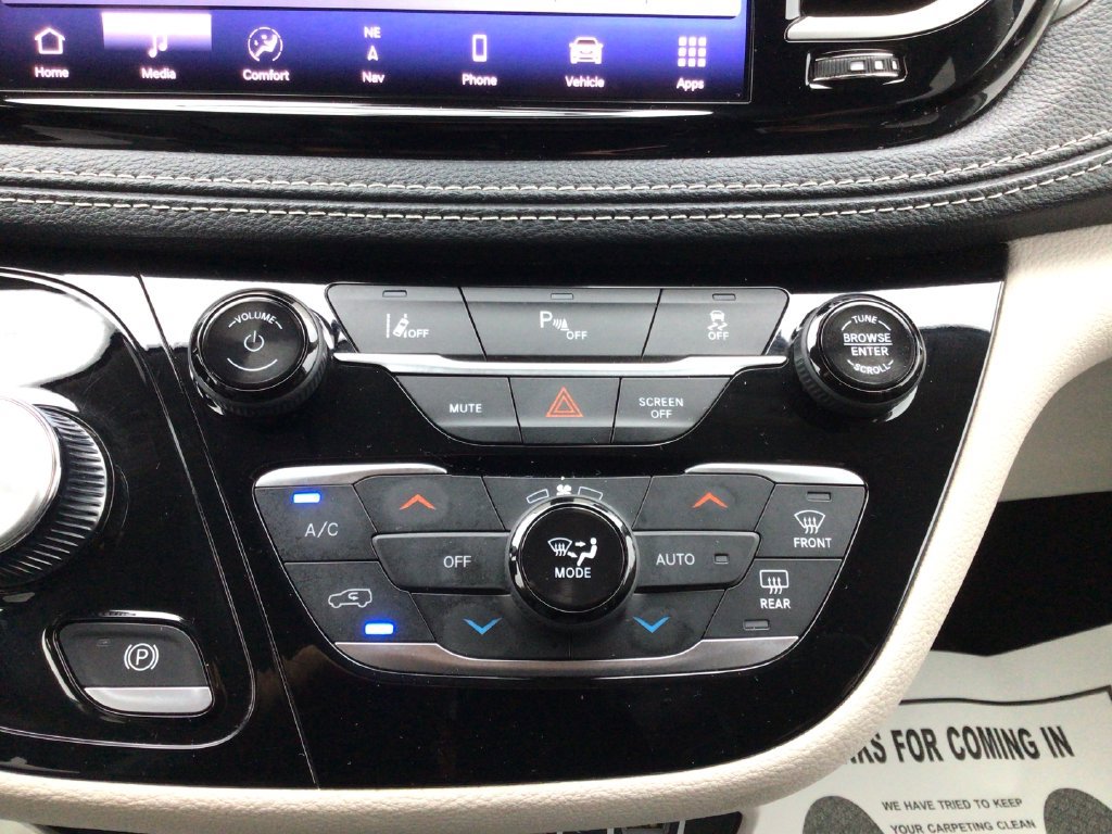 Used 2024 Chrysler Pacifica Limited FWD image 19