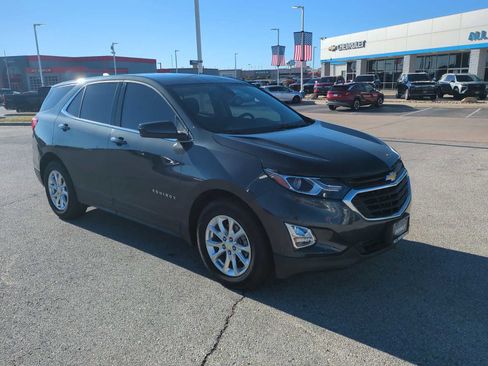 Used 2020 Chevrolet Equinox LT image 2