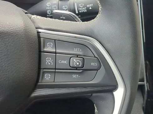 Certified 2025 Jeep Grand Cherokee Altitude AWD/4WD image 32