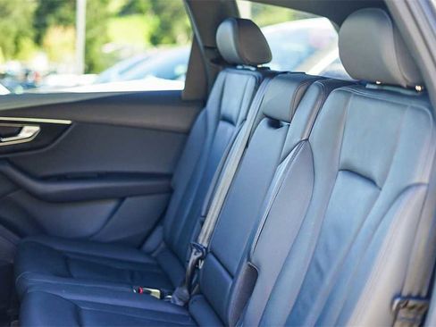 Used 2023 Audi Q7 Premium w/ Convenience Package image 18