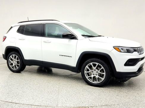 Used 2022 Jeep Compass Latitude image 3