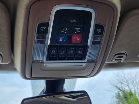Used 2019 RAM 1500 Laramie AWD/4WD image 35