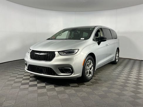 Used 2024 Chrysler Pacifica Limited image 11