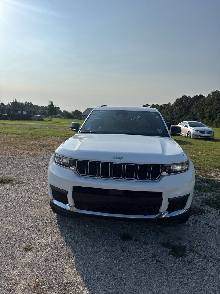 Used 2023 Jeep Grand Cherokee L Limited w/ Luxury Tech Group II AWD/4WD image 2
