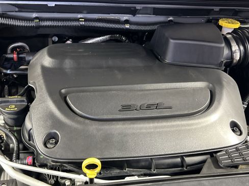 Used 2023 Chrysler Pacifica Touring-L image 30