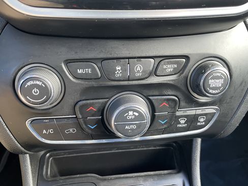 Used 2019 Jeep Cherokee Limited image 23