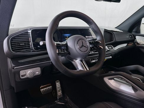 New 2026 Mercedes-Benz GLS 580 4MATIC image 9