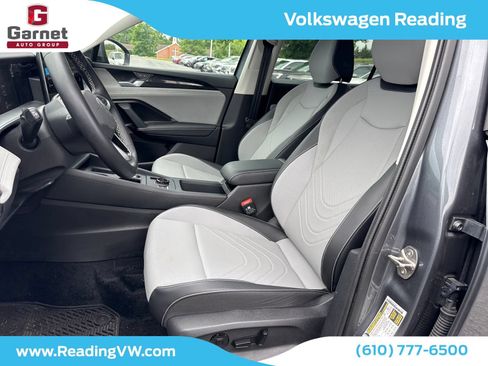 Used 2025 Volkswagen Tiguan SE AWD/4WD image 10
