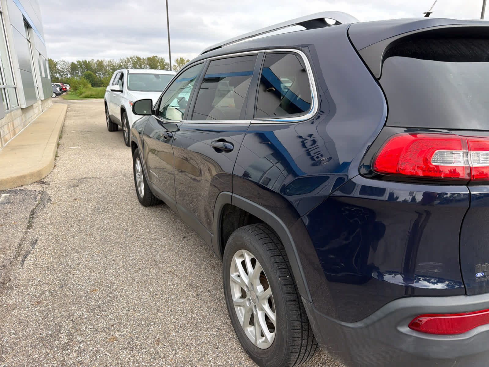 Used 2014 Jeep Cherokee Latitude w/ Cold Weather Group FWD image 6