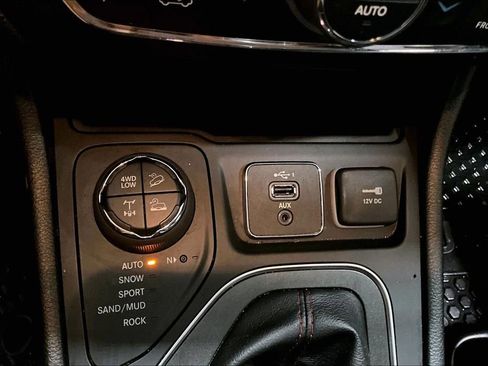 Used 2019 Jeep Cherokee Trailhawk w/ Comfort & Convenience Group image 16