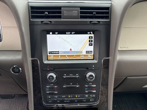 Used 2017 Lincoln Navigator Select image 14