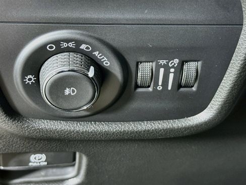 Used 2025 Jeep Grand Cherokee Limited RWD image 9