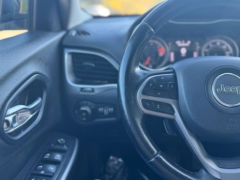 Used 2019 Jeep Cherokee Latitude Plus image 12