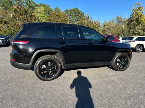 New 2025 Jeep Grand Cherokee Laredo image 5