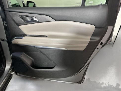 Used 2025 Chevrolet Traverse LT image 32