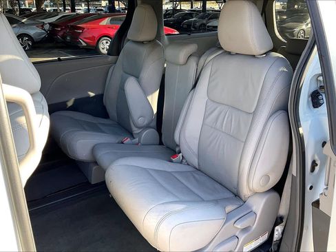 Used 2017 Toyota Sienna XLE image 17