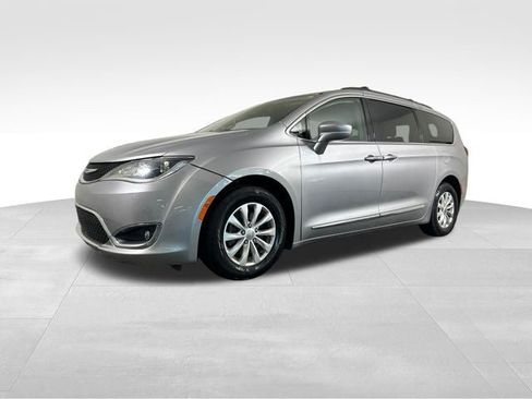 Used 2017 Chrysler Pacifica Touring-L FWD image 2