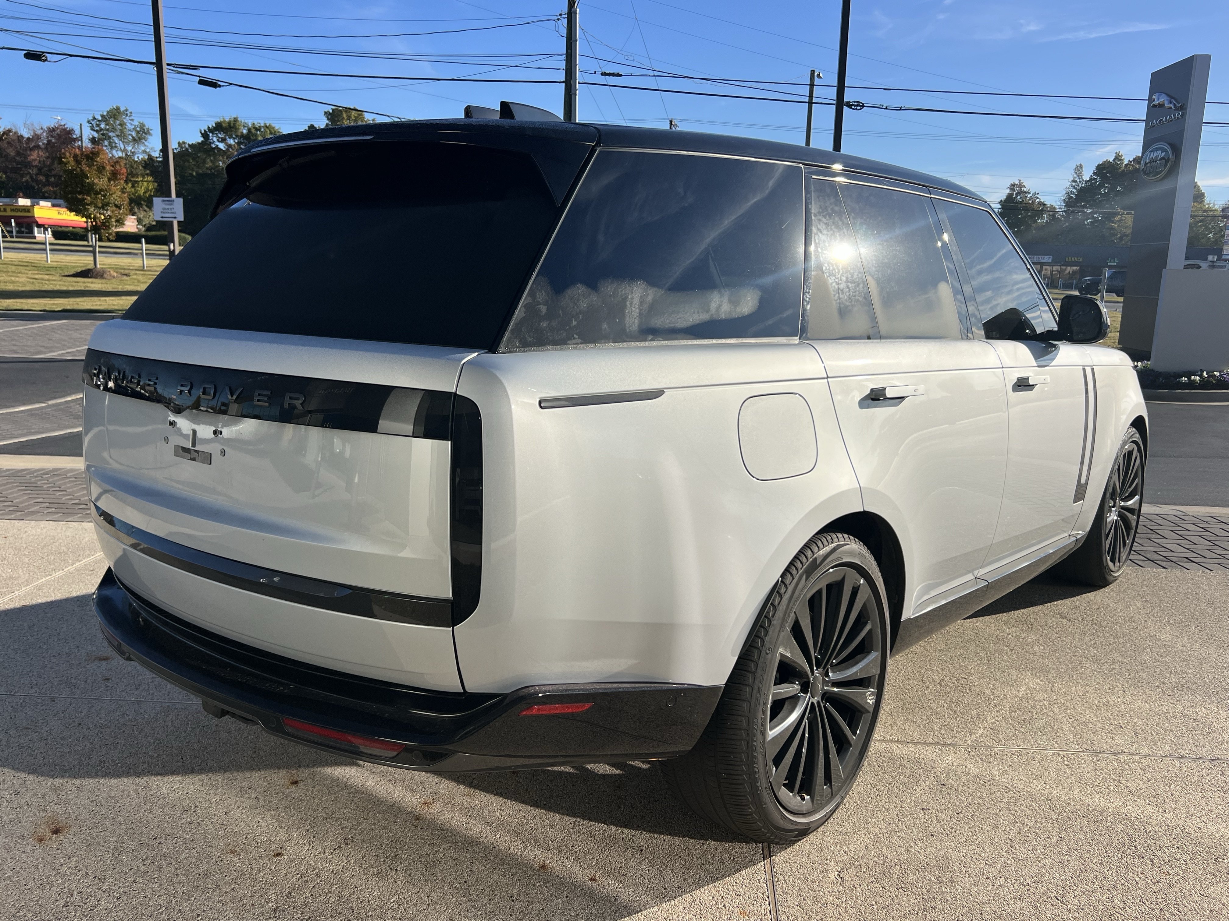 Used 2024 Land Rover Range Rover SE AWD/4WD image 7
