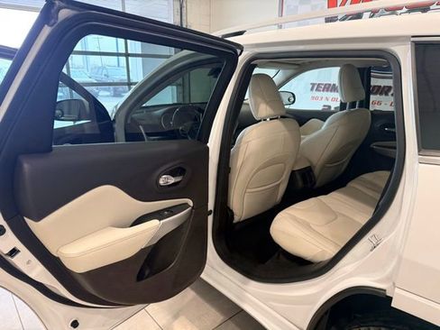 Used 2018 Jeep Cherokee Overland w/ Technology Group image 16