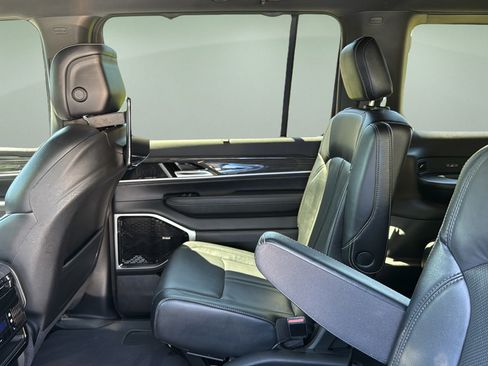 Used 2022 Jeep Wagoneer Series III w/ Premium Group I AWD/4WD image 17