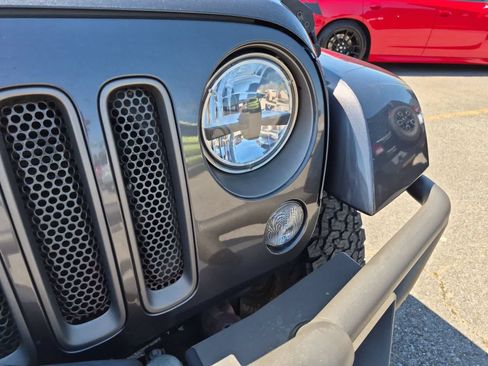 Used 2016 Jeep Wrangler Unlimited Sahara AWD/4WD image 11