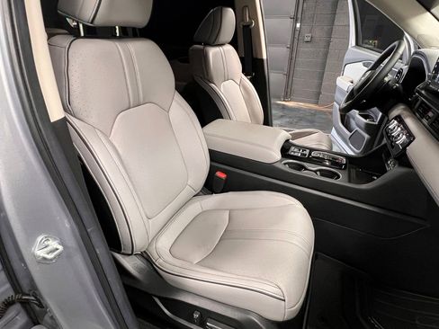 Used 2025 Honda Pilot Elite image 4